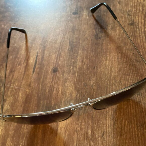 NWOT Unisex Silver Aviator Sunglasses with Gray Lenses with Irridescent Tones - Picture 2 of 6